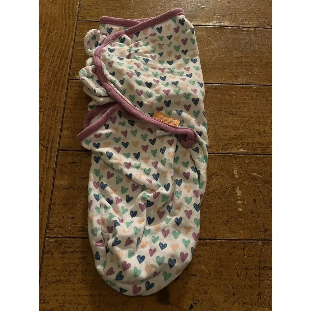 SwaddleMe Original Swaddle Criss‎ Cross  Size SM/MED Hearts